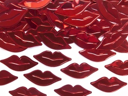 Červené konfety ve tvaru pusinek